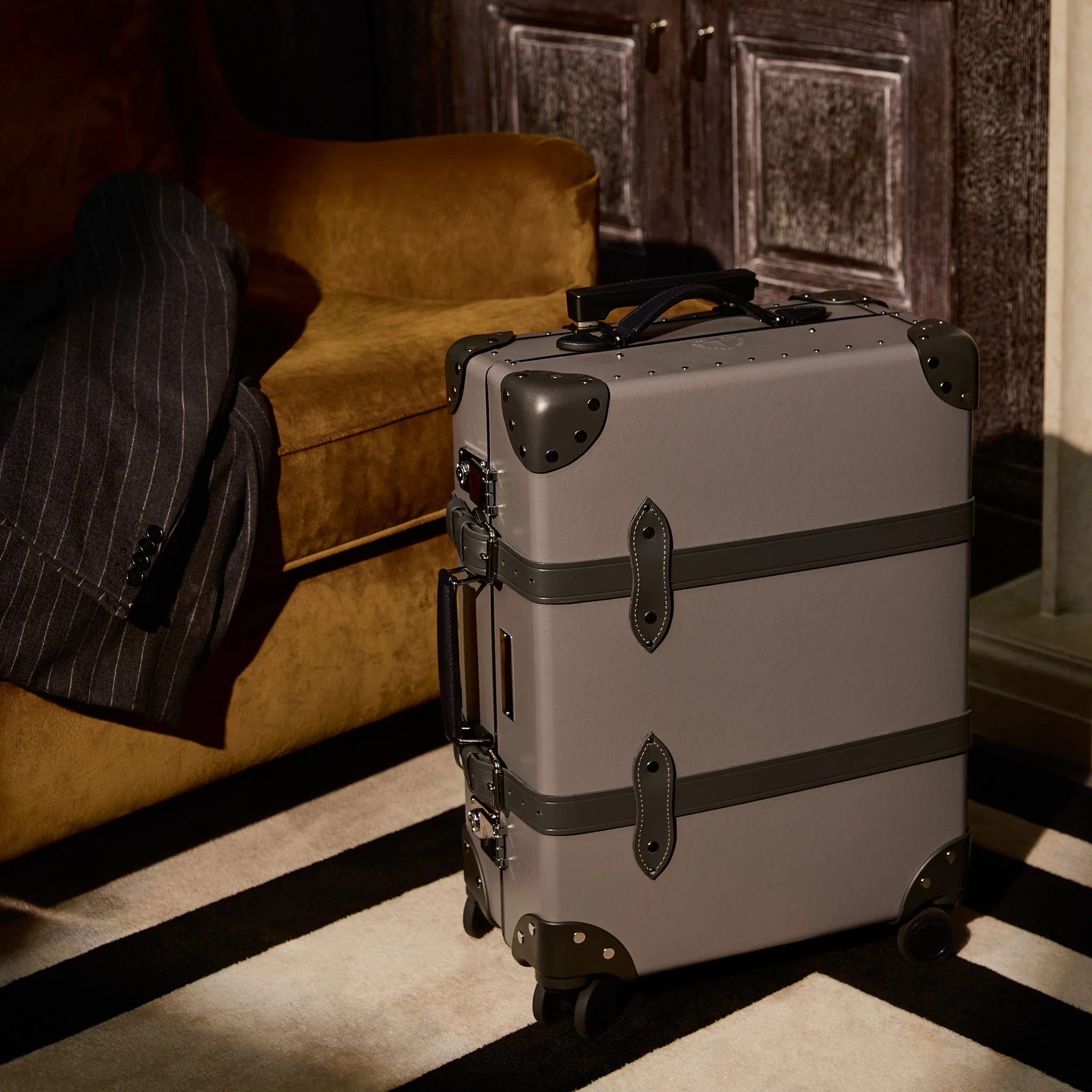 007 Collection · Carry-On - 4 Wheels | Grey/Graphite/Chrome - Image 10