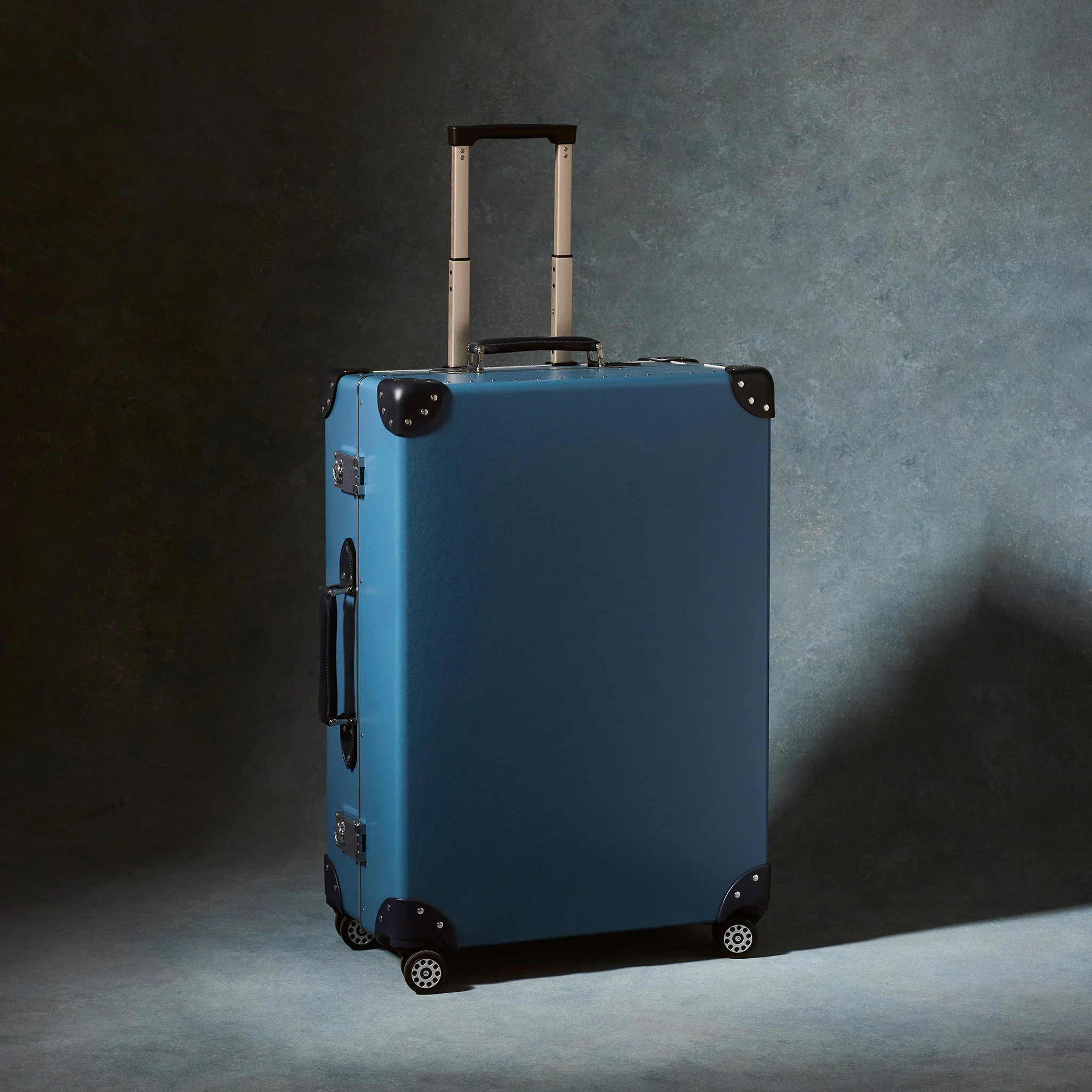 Metropolis · Large Check-In - 4 Wheels | Fog Blue/Navy/Chrome - Image 3